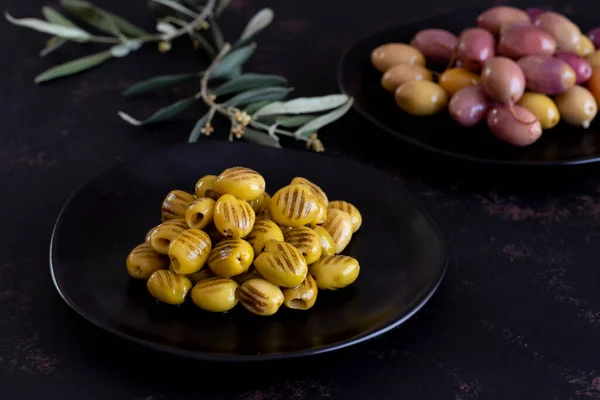 Olive Grigliate Fondo Scuro Gustose Olive Verdi Grigliate Nel Piatto — Foto Stock