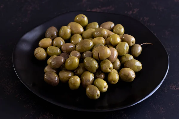 Зеленые Оливки Темном Фоне Вкусные Зеленые Оливки Тарелке — стоковое фото