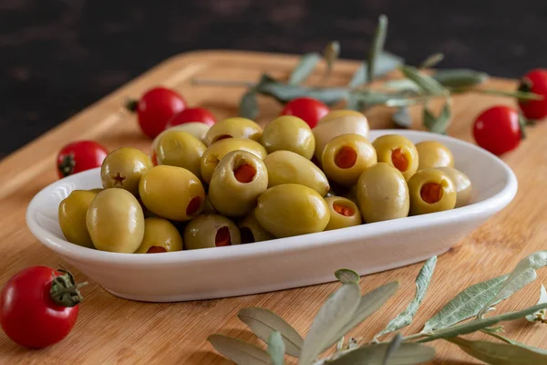 Olive Verdi Farcite Con Peperoni Nel Piatto Sono Gustose Olive — Foto Stock