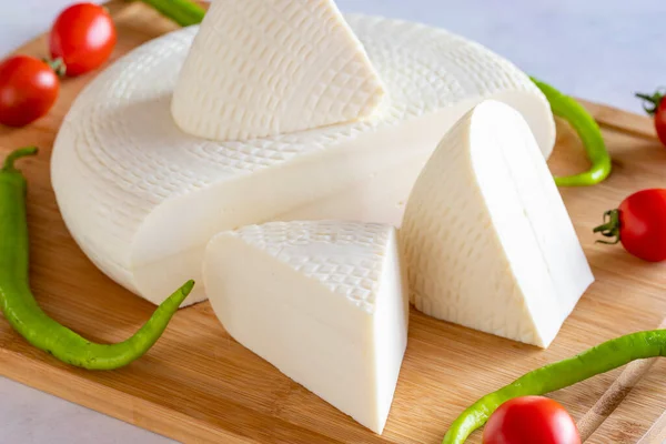 バスケットチーズ 柔らかいフェタチーズ トルコの伝統的な軽食 グルメチーズ 地元の名前はセペット ペイニリ — ストック写真