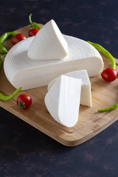 バスケットチーズ 柔らかいフェタチーズ トルコの伝統的な軽食 グルメチーズ 地元の名前はセペット ペイニリ — ストック写真