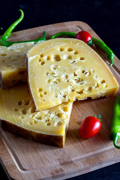 Gruyere peyniri. Yaşlı Kont ya da Gruyere de Comte. Geleneksel Türk gruyere peyniri