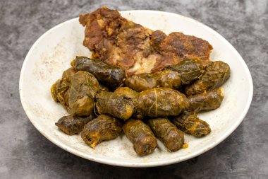 Et yaprağı ambalajı. Geleneksel Akdeniz aroması. Koyu bir arka planda yaprakları sarmak. yerel adı etli yaprak sarma