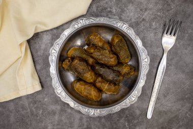 Et yaprağı ambalajı. Geleneksel Akdeniz aroması. Koyu arkaplanda yoğurt ile sarılmış yapraklar. yerel adı etli yaprak sarma