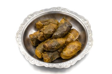 Et yaprağı ambalajı. Geleneksel Akdeniz aroması. Beyaz arka planda yoğurtlu sarılmış yapraklar. yerel adı etli yaprak sarma