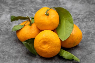 Koyu arkaplanda mandalina. Kapat.