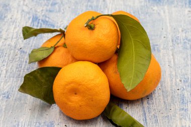 Mavi arka planda mandalina. Kapat.