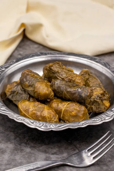 Περιτύλιγμα Φύλλων Κρέατος Παραδοσιακή Μεσογειακή Γεύση Τυλιγμένα Φύλλα Γιαούρτι Σκούρο — Φωτογραφία Αρχείου