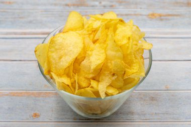 Patates cipsi ya da ahşap arka planda bir kasede çıtır çıtır. Kapat.