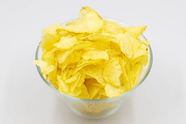 Beyaz arka planda patates cipsi ya da çıtır kraker. Kapat.