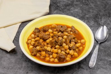 Geleneksel lezzetli Türk yemekleri; etli Türk Gıda Nohutları. Türkçe adı: Etli nohut