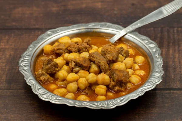 Geleneksel lezzetli Türk yemekleri; etli Türk Gıda Nohutları. Türkçe adı: Etli nohut