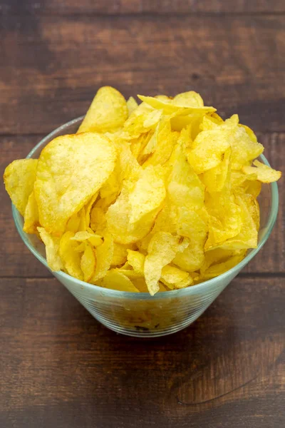 Potatischips Eller Krispig Skål Träbakgrund Närbild — Stockfoto