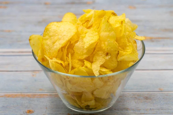 Kartoffelchips Oder Crispy Einer Schüssel Auf Einem Hölzernen Hintergrund Nahaufnahme — Stockfoto