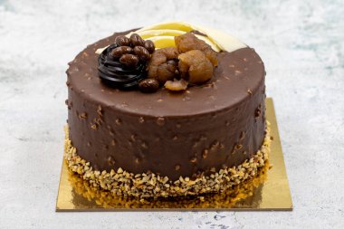 Gri arka planda kutlama pastası. Kestane ve çikolatadan yapılmış kek.