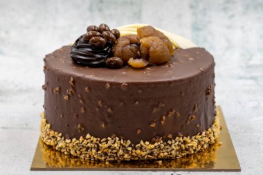 Gri arka planda kutlama pastası. Kestane ve çikolatadan yapılmış kek.