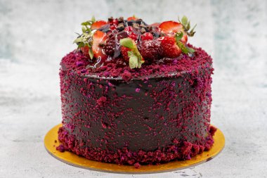 Gri arka planda kutlama pastası. Meyve ve çikolatadan yapılmış kek.