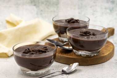 Gri arka planda süper tatlı. Yarı katı, yarı sıvı kıvamında çikolatalı puding..
