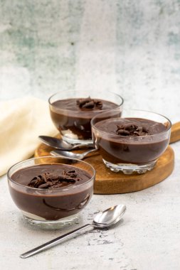Gri arka planda süper tatlı. Yarı katı, yarı sıvı kıvamında çikolatalı puding..