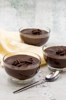 Gri arka planda süper tatlı. Yarı katı, yarı sıvı kıvamında çikolatalı puding..