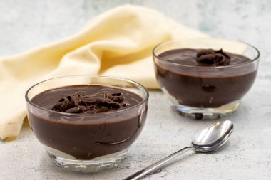 Gri arka planda süper tatlı. Yarı katı, yarı sıvı kıvamında çikolatalı puding..