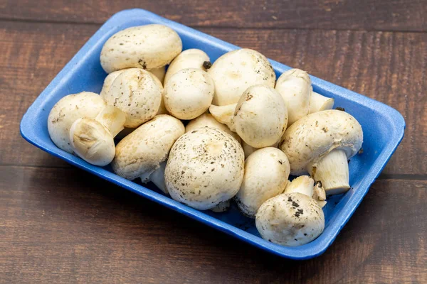 Verpakte Champignons Een Houten Ondergrond Gecultiveerde Paddenstoel Portabello Paddenstoel — Stockfoto