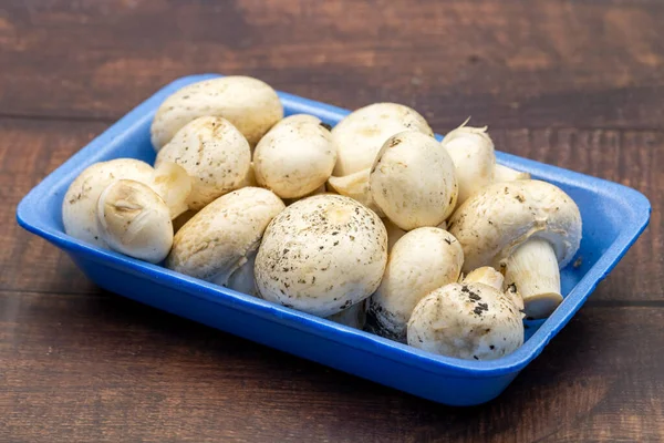 Verpakte Champignons Een Houten Ondergrond Gecultiveerde Paddenstoel Portabello Paddenstoel — Stockfoto