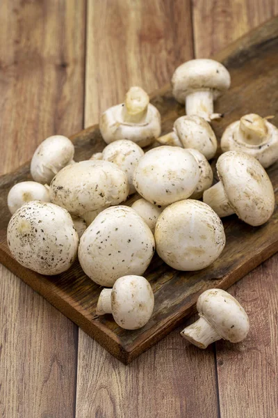 Biologische Paddenstoelen Een Houten Achtergrond Gecultiveerde Paddenstoel Portabello Paddenstoel — Stockfoto