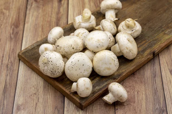 Biologische Paddenstoelen Een Houten Achtergrond Gecultiveerde Paddenstoel Portabello Paddenstoel — Stockfoto