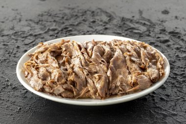 Koyu bir arka planda kebap. Geleneksel Türk mutfağı çeşnili et bağışçısı.