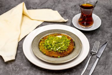 Koyu arkaplanda fıstıklı kunefe. Geleneksel Türk mutfağı lezzeti