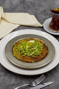 Koyu arkaplanda fıstıklı kunefe. Geleneksel Türk mutfağı lezzeti