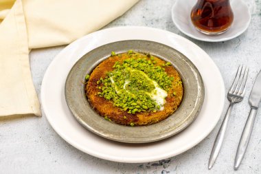 Taş arka planda Pistachio kunefe. Geleneksel Türk mutfağı lezzeti