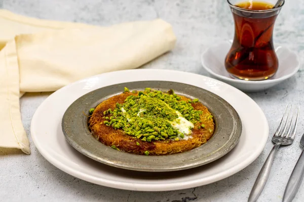 Taş arka planda Pistachio kunefe. Geleneksel Türk mutfağı lezzeti