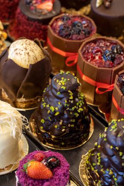 Pastanedeki küçük pastalar sergileniyor.