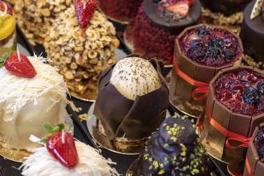 Pastanedeki küçük pastalar sergileniyor.