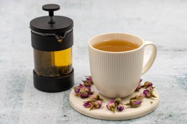 Taş zeminde Bud Rose çayı. Şifalı bitki çayı..