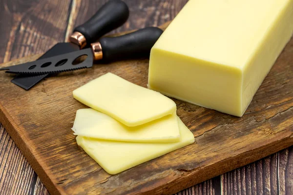 Ahşap Arka Planda Kashar Peyniri Kaşkaval Peyniri Dilimlenmiş Çedar Peyniri — Stok fotoğraf