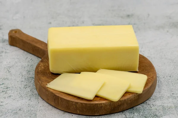 Taş Zeminde Kashar Peyniri Kaşkaval Peyniri Dilimlenmiş Çedar Peyniri — Stok fotoğraf