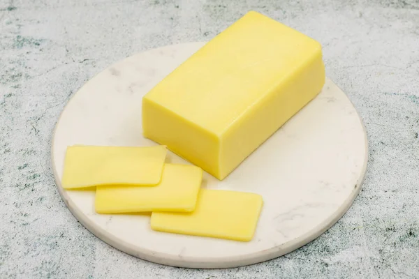石の背景にカシャールチーズやカシャヴァルチーズ スライスチェダーチーズ — ストック写真