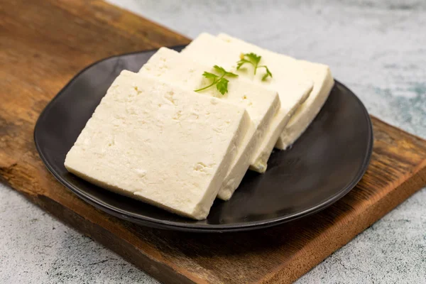 Taş Zeminde Otlarla Dilimlenmiş Feta Peyniri Yakın Plan Kahvaltı Peyniri — Stok fotoğraf