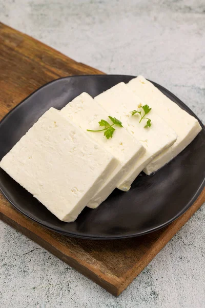 Fromage Feta Tranché Avec Des Herbes Sur Fond Pierre Décryptages — Photo