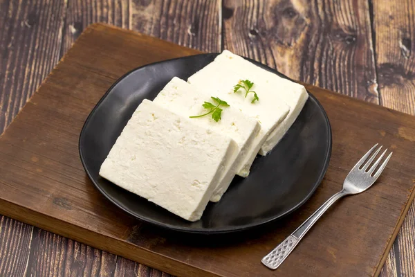 Fromage Feta Tranché Avec Des Herbes Sur Fond Bois Décryptages — Photo