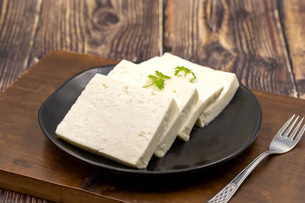 Tahta Arka Planda Bitkilerle Dilimlenmiş Feta Peyniri Yakın Plan Kahvaltı — Stok fotoğraf