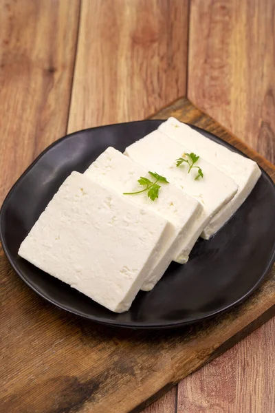 Snijd Feta Kaas Met Kruiden Houten Ondergrond Close Ontbijtkaas — Stockfoto