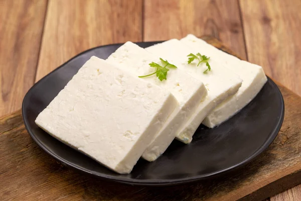 Formaggio Feta Affettato Con Erbe Fondo Legno Primo Piano Colazione — Foto Stock