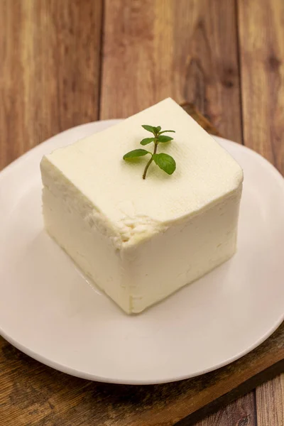 Queijo Feta Com Ervas Fundo Madeira Close Queijo Pequeno Almoço — Fotografia de Stock