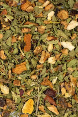 Rahatla bitkisel çay. Limon yaprağı, yasemin çiçeği, elma kabuğu, portakal, limon ve amber tanecikleriyle hazırlanmış bitki çayı..