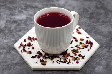 Koyu arkaplanda nar çayı. Nar tohumları, nar kabuğu, amber çiçeği, karanfil, tarçın parçacıkları ile hazırlanmış bitki çayı..