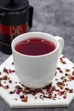 Koyu arkaplanda nar çayı. Nar tohumları, nar kabuğu, amber çiçeği, karanfil, tarçın parçacıkları ile hazırlanmış bitki çayı..